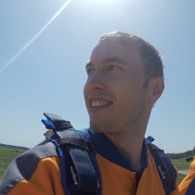 Прыжок с парашютом нашего инструктора Фимина Дмитрия (2014)